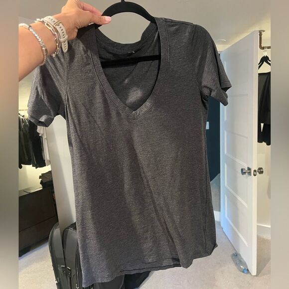 Like new lululemon love tee - v neck - Picture 1 of 2